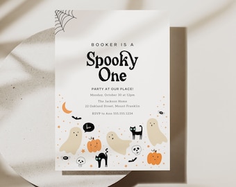 Op de afbeelding: Een witte uitnodigingskaart met zwarte tekst die "BOOKER IS A Spooky One" en "PARTY AT OUR PLACE!" luidt, met details voor een Halloween-feest. De kaart is versierd met geesten, pompoenen, vleermuizen en sterren.