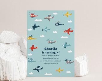 Puede incluir: Una invitación azul con un borde blanco y un patrón de aviones y helicópteros coloridos. El texto dice "¡Charlie cumple 4! ¡Fiesta en nuestra casa! 20 de noviembre a las 2:00 PM 123 Mountain Drive Woodland RSVP a Sally 555 5234"