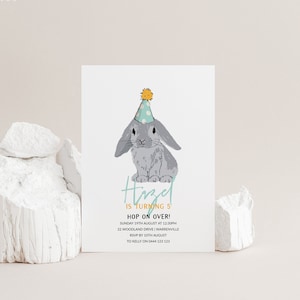 Hase Geburtstag einladen | Bearbeitbare Kaninchen-Geburtstagsfeier-Einladungsvorlage | Grey Bunny Party Hut druckbare Einladung Sofort-Download 8166
