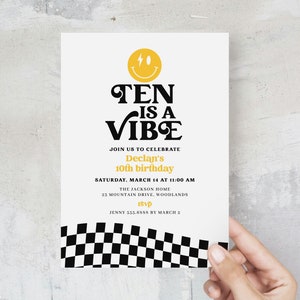Zehn ist eine Vibe-Einladung, Retro Smiley Boy 10. Geburtstag, Coole Karierte Party einladen Druckbare, bearbeitbare Vorlage Tween Geburtstag B381