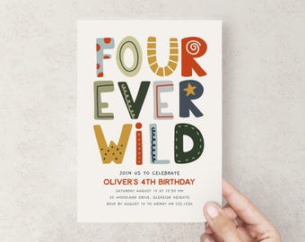 Könnte beinhalten: Eine Geburtstagseinladung mit den Worten "FOUR EVER WILD" in farbenfrohen, verspielten Buchstaben. Die Einladung enthält auch Details für Olivers 4. Geburtstagsfeier, einschließlich Datum, Uhrzeit und Ort.
