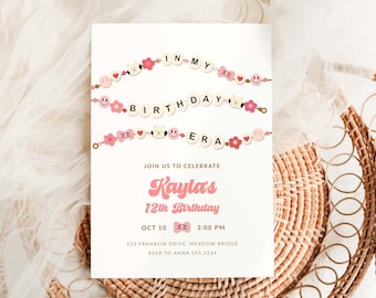 Peut inclure: Une invitation de fête d'anniversaire rose et blanche avec une guirlande de perles qui dit "In My Birthday Era". L'invitation est pour le 12e anniversaire de Kaylas le 10 octobre à 15h00. L'adresse est 123 Franklin Drive, Meadow Bridge. RSVP à Anna 555.1234.