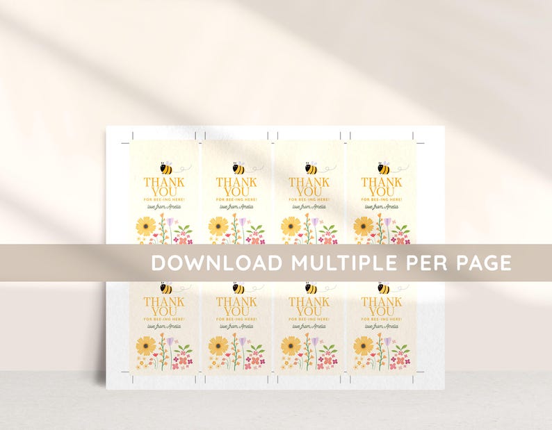 Puede incluir: Tarjetas de agradecimiento imprimibles con una abeja y flores. Las tarjetas tienen el texto "Gracias" y "&iexcl;Por estar aqu&iacute;!" con un dise&ntilde;o de abeja y flores.