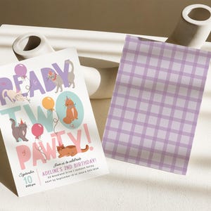 Op de afbeelding: Een roze en blauwe verjaardagsuitnodiging met de tekst "Ready Two Pawty!" en illustraties van katten en ballonnen. De uitnodiging is voor Adeline's 2e verjaardag en bevat de datum en tijd van het feest.