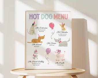 Könnte beinhalten: Ein gerahmter "Hot Dog Menü"-Druck mit Cartoon-Hunden, die verschiedene Hotdog-Beläge darstellen. Die Speisekarte umfasst einen Dalmatiner, einen Jagdhund, einen Terrier, einen Chihuahua, eine französische Bulldogge und einen Pudel, jeweils mit einer Belagbeschreibung. Der Druck wird auf einem hellen Holztisch angezeigt.