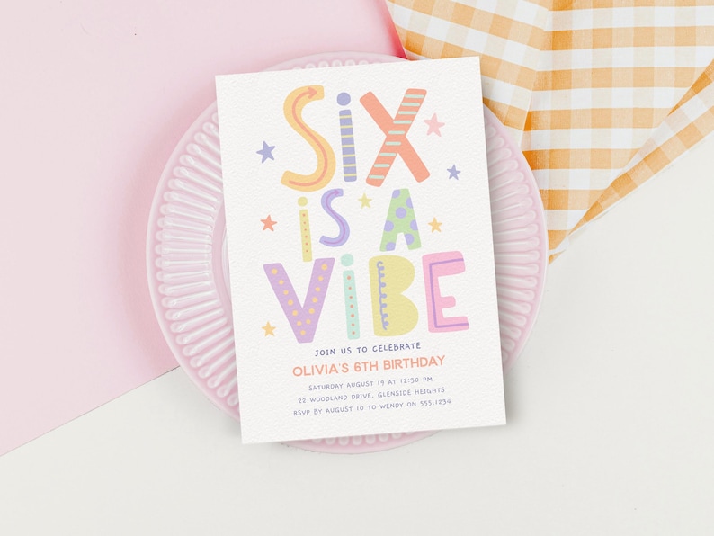Pu&ograve; includere: Un invito di compleanno con la scritta "Six is a Vibe" in lettere colorate, appoggiato su un piatto rosa. L'invito include i dettagli per la festa del 6&deg; compleanno di Olivia, con un tessuto a quadretti rosa chiaro e arancione sullo sfondo.