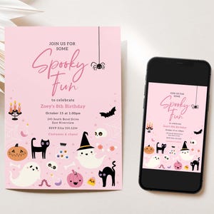 Puede incluir: Invitaci&oacute;n rosa con tem&aacute;tica de Halloween y un tel&eacute;fono inteligente que muestra el mismo dise&ntilde;o. La invitaci&oacute;n presenta el texto "Spooky Fun" con gr&aacute;ficos de Halloween como calabazas, fantasmas y murci&eacute;lagos.