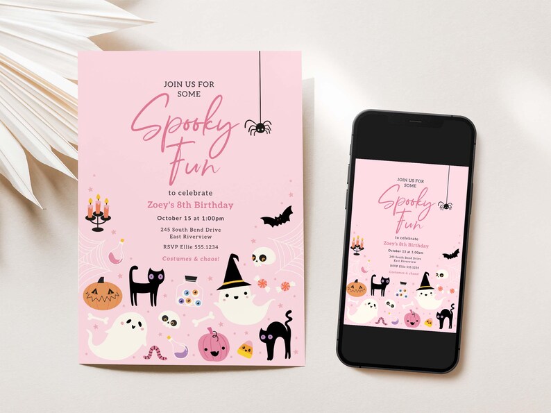 Puede incluir: Invitaci&oacute;n rosa con tem&aacute;tica de Halloween y un tel&eacute;fono inteligente que muestra el mismo dise&ntilde;o. La invitaci&oacute;n presenta el texto "Spooky Fun" con gr&aacute;ficos de Halloween como calabazas, fantasmas y murci&eacute;lagos.