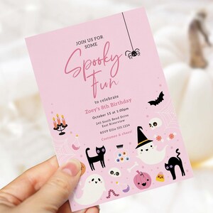 Puede incluir: Invitaci&oacute;n rosa de fiesta de cumplea&ntilde;os de Halloween con las palabras "Spooky Fun" y detalles del evento. La invitaci&oacute;n presenta ilustraciones de una ara&ntilde;a, un murci&eacute;lago, un fantasma, un gato negro y una calabaza.