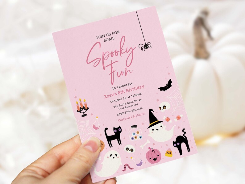 Puede incluir: Invitaci&oacute;n rosa de fiesta de cumplea&ntilde;os de Halloween con las palabras "Spooky Fun" y detalles del evento. La invitaci&oacute;n presenta ilustraciones de una ara&ntilde;a, un murci&eacute;lago, un fantasma, un gato negro y una calabaza.