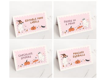 Può includere: Quattro biglietti pieghevoli rettangolari con sfondo rosa chiaro e bordi smerlati. Ogni biglietto presenta illustrazioni di Halloween tra cui un fantasma con cappello da strega, una zucca, un pipistrello e stelle. Testo: Editable Food Labels, Frogs in a Pond, Chocolate Spiders e Poached Eyeballs.