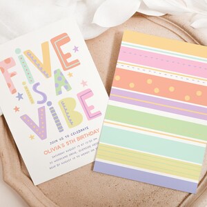 Pu&ograve; includere: Due colorati inviti per una festa di compleanno. Un invito recita "FIVE IS A VIBE" con i dettagli della festa. L'altro invito ha un motivo a righe in colori pastello. Entrambi sono su un vassoio beige.