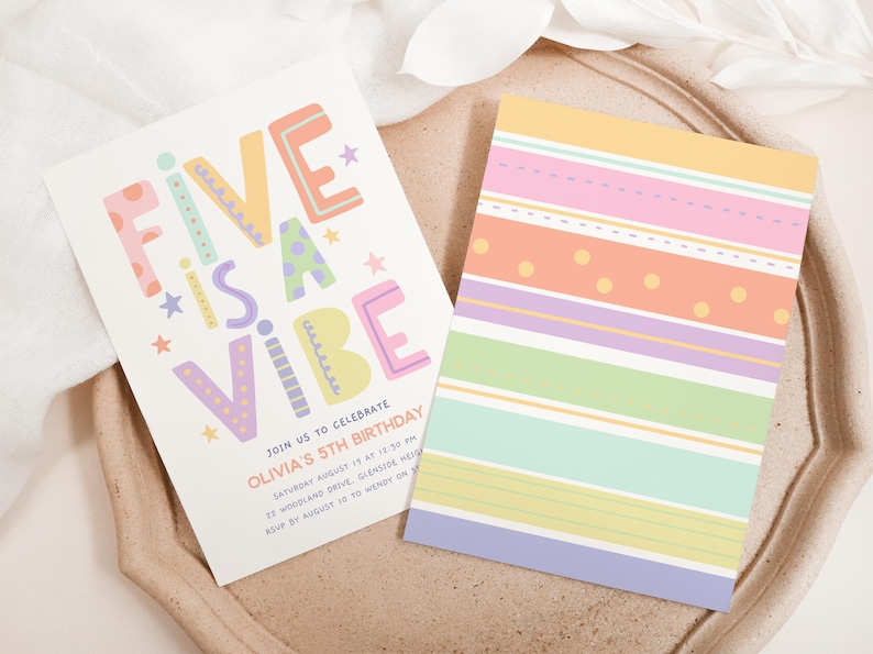 Pu&ograve; includere: Due colorati inviti per una festa di compleanno. Un invito recita "FIVE IS A VIBE" con i dettagli della festa. L'altro invito ha un motivo a righe in colori pastello. Entrambi sono su un vassoio beige.