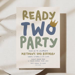 K&ouml;nnte beinhalten: Eine Geburtstagseinladung mit dem Text "Ready Two Party" in gr&uuml;ner, blauer und goldener Schrift. Die Einladung ist f&uuml;r Matthews 2. Geburtstag und enth&auml;lt Datum, Uhrzeit und Ort der Party.