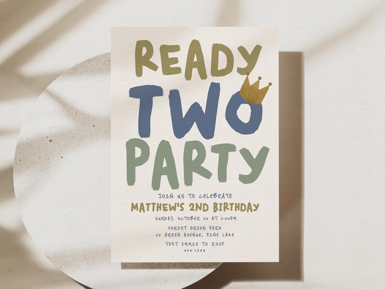 K&ouml;nnte beinhalten: Eine Geburtstagseinladung mit dem Text "Ready Two Party" in gr&uuml;ner, blauer und goldener Schrift. Die Einladung ist f&uuml;r Matthews 2. Geburtstag und enth&auml;lt Datum, Uhrzeit und Ort der Party.