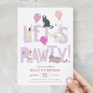 Puede incluir: Una invitación a una fiesta con el texto "LET'S PAWTY!" en lavanda, con ilustraciones de perros, gatos y globos. La invitación es para el 5º cumpleaños de Bella el 10 de septiembre a las 14:00.
