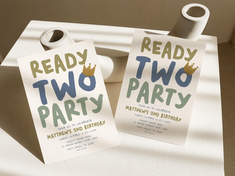 K&ouml;nnte beinhalten: Zwei Einladungskarten mit hellbraunem Hintergrund. Die Karten haben ein blaues und gr&uuml;nes Design mit dem Text "Ready Two Party" und einer goldenen Krone. Der Text "Join us to celebrate Matthew's 2nd Birthday" ist ebenfalls auf den Karten enthalten.