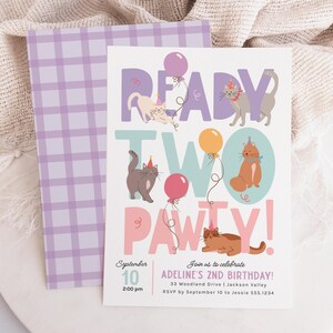 Op de afbeelding: Een kleurrijke verjaardagsuitnodiging met een paarse, roze en blauwe kleurstelling. De uitnodiging bevat de tekst "Ready Two Pawty!" met illustraties van katten en ballonnen. De tekst "September 10, 2:00 pm" en "Join us to celebrate Adeline's 2nd Birthday!" is ook inbegrepen.