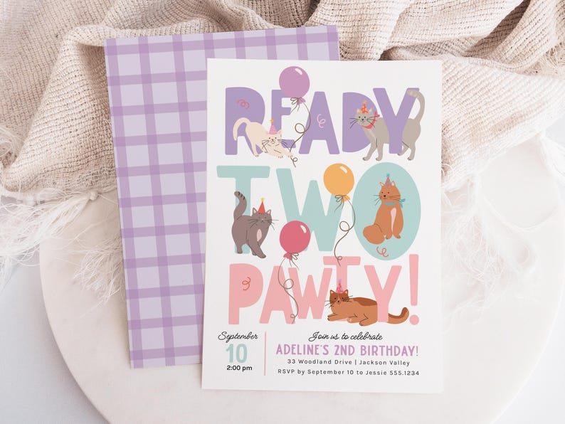 Op de afbeelding: Een kleurrijke verjaardagsuitnodiging met een paarse, roze en blauwe kleurstelling. De uitnodiging bevat de tekst "Ready Two Pawty!" met illustraties van katten en ballonnen. De tekst "September 10, 2:00 pm" en "Join us to celebrate Adeline's 2nd Birthday!" is ook inbegrepen.