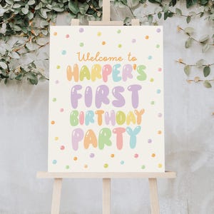Könnte beinhalten: Willkommen zur ersten Geburtstagsfeier von Harper mit bunten Ballonbuchstaben und Konfetti auf weißem Hintergrund.