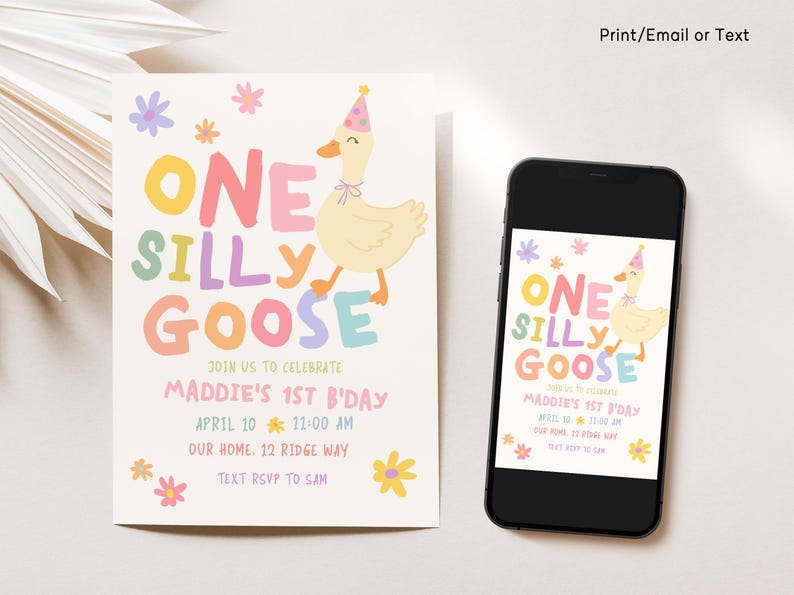 以下が含まれることがあります： 「ONE SILLY GOOSE」の文字と、パーティーハットをかぶった漫画のガチョウが描かれた誕生日招待状。招待状には、マディーの1歳の誕生日に関する詳細が記載されており、スマートフォンにも同様のデザインが表示されています。