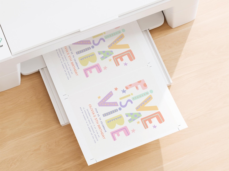 Pu&ograve; includere: Una stampante bianca che stampa colorati inviti per feste di compleanno. Gli inviti recitano "FESTIVE VIBE" in colori pastello, con il testo "Olivia's 5th Birthday". La stampante &egrave; su una superficie di legno chiaro.