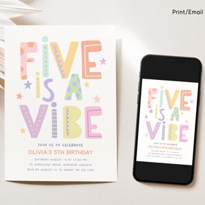 Pu&ograve; includere: Un invito di compleanno con la scritta "FIVE IS A VIBE" in lettere colorate e giocose. L'invito &egrave; su sfondo bianco con un design abbinato su uno smartphone. Sono inclusi i dettagli per il 5&deg; compleanno di Olivia.