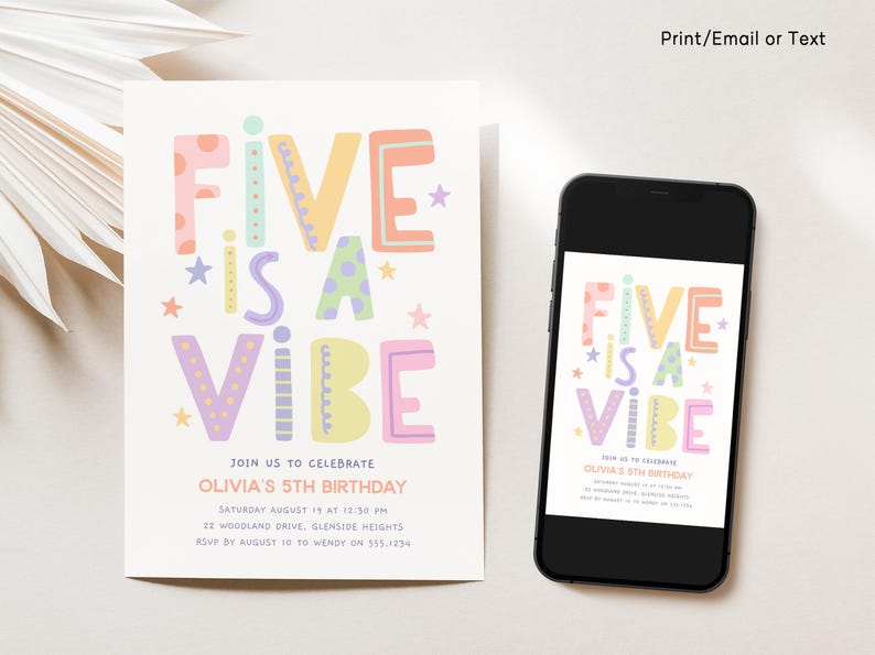 Pu&ograve; includere: Un invito di compleanno con la scritta "FIVE IS A VIBE" in lettere colorate e giocose. L'invito &egrave; su sfondo bianco con un design abbinato su uno smartphone. Sono inclusi i dettagli per il 5&deg; compleanno di Olivia.