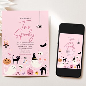 Puede incluir: Una invitaci&oacute;n rosa con tem&aacute;tica de Halloween y un tel&eacute;fono inteligente que muestra el mismo dise&ntilde;o. La invitaci&oacute;n dice "Madeline tiene dos a&ntilde;os, Spooky" con gr&aacute;ficos de Halloween. El tel&eacute;fono inteligente muestra el dise&ntilde;o de la invitaci&oacute;n, incluyendo una ara&ntilde;a, un murci&eacute;lago y un fantasma.