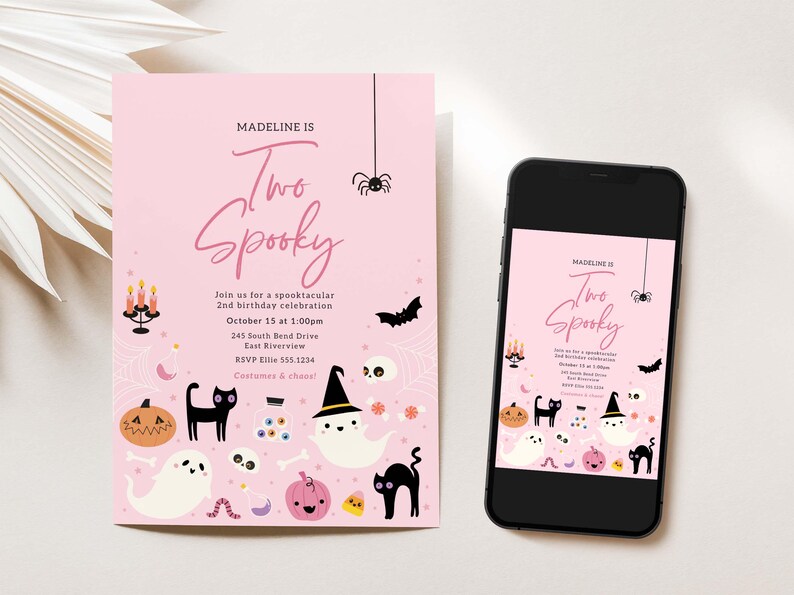 Puede incluir: Una invitaci&oacute;n rosa con tem&aacute;tica de Halloween y un tel&eacute;fono inteligente que muestra el mismo dise&ntilde;o. La invitaci&oacute;n dice "Madeline tiene dos a&ntilde;os, Spooky" con gr&aacute;ficos de Halloween. El tel&eacute;fono inteligente muestra el dise&ntilde;o de la invitaci&oacute;n, incluyendo una ara&ntilde;a, un murci&eacute;lago y un fantasma.