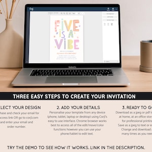 Pu&ograve; includere: Un laptop mostra un design di invito di compleanno colorato con il testo "FIVE IS A VIBE". L'immagine mostra anche un vaso beige, un contenitore cilindrico e le istruzioni per creare inviti: seleziona il design, aggiungi i dettagli e sei pronto.