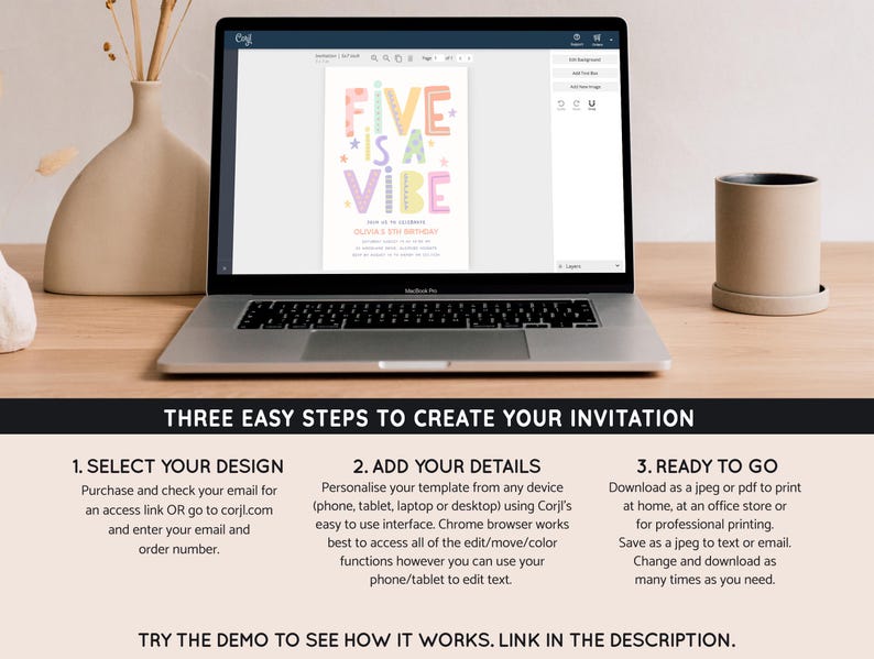 Pu&ograve; includere: Un laptop mostra un design di invito di compleanno colorato con il testo "FIVE IS A VIBE". L'immagine mostra anche un vaso beige, un contenitore cilindrico e le istruzioni per creare inviti: seleziona il design, aggiungi i dettagli e sei pronto.