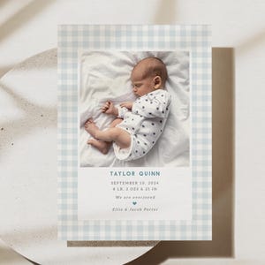 Blauwe pastel babyaankondigingssjabloon, aankondigingskaart babyjongen, minimalistische geboortekaartje bewerkbaar, kaart nieuwe babyfoto's B700