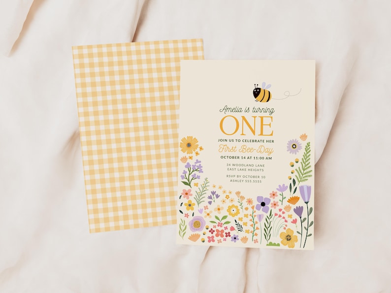 Puede incluir: Una tarjeta con un patr&oacute;n de cuadros vichy amarillo y blanco con un dise&ntilde;o de abeja y flores. La tarjeta dice "Amelia cumple UN A&Ntilde;O" y "&Uacute;nete a nosotros para celebrar su primer d&iacute;a de abeja". La tarjeta tambi&eacute;n incluye la fecha, la hora, la ubicaci&oacute;n, la informaci&oacute;n de RSVP y la informaci&oacute;n de contacto.
