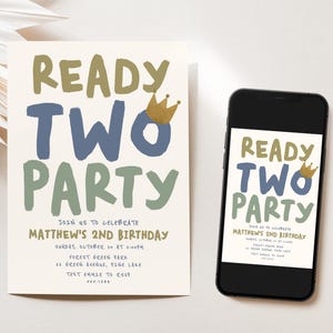 K&ouml;nnte beinhalten: Eine druckbare Einladung zu einer zweiten Geburtstagsfeier f&uuml;r ein Kind. Die Einladung zeigt eine blaue und gr&uuml;ne Illustration der Worte "Ready Two Party" mit einer goldenen Krone. Der Text auf der Einladung lautet: "Feiern Sie mit uns den 2. Geburtstag von Matthew, Sonntag, 20. Oktober um 14:00 Uhr, Forest Green Park, 22 Green Avenue, Pine Lake, Senden Sie eine SMS an Emma, um Ihre Teilnahme zu best&auml;tigen, xxx-xxx-xxxx."