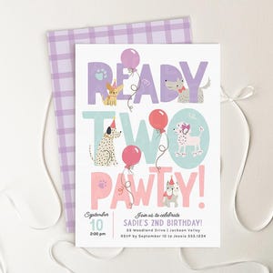 Puede incluir: Una invitación de cumpleaños rosa, morada y azul con el texto "Ready Two Pawty!" e ilustraciones de perros. La invitación es para el 2º cumpleaños de Sadie e incluye la fecha, la hora y la información de RSVP.