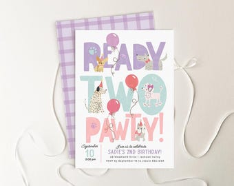 Op de afbeelding: Een roze, paarse en blauwe verjaardagsuitnodiging met de tekst "Ready Two Pawty!" en illustraties van honden. De uitnodiging is voor Sadie's 2e verjaardag en bevat de datum, tijd en RSVP-informatie.