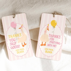 Puede incluir: Dos etiquetas de agradecimiento rosas y blancas con una ilustración de ganso de dibujos animados. El texto en las etiquetas dice "¡Gracias, tonto ganso! Con cariño, Olivia" y "¡Gracias por la fiesta conmigo! Con cariño, Olivia".