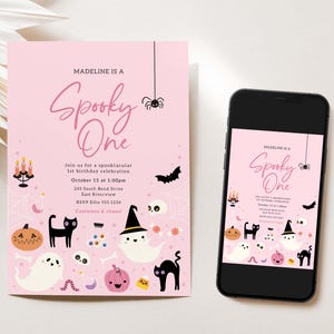 Puede incluir: Invitaci&oacute;n rosa con tem&aacute;tica de Halloween y un tel&eacute;fono inteligente que muestra el mismo dise&ntilde;o. La invitaci&oacute;n dice "Madeline is a Spooky One" con gr&aacute;ficos de Halloween como calabazas, fantasmas y murci&eacute;lagos. El tel&eacute;fono muestra la invitaci&oacute;n.