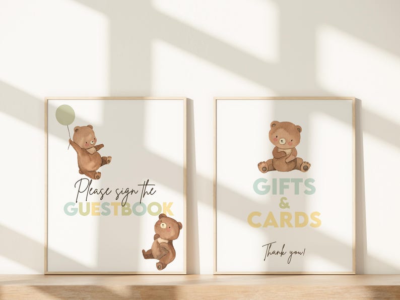 Puede incluir: Dos carteles enmarcados con ilustraciones de osos marrones. El cartel de la izquierda dice "Por favor, firme el libro de visitas" y el cartel de la derecha dice "Regalos y tarjetas &iexcl;Gracias!"