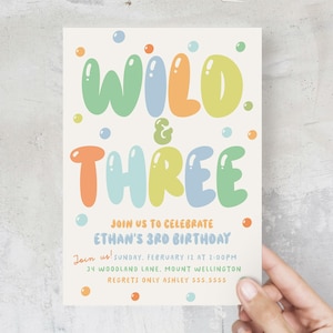 Invitación Wild and Three, plantilla de invitación para fiesta de confeti, invitación para el tercer cumpleaños de Balloon Boy, invitación para el tercer cumpleaños con letras de globos Evite B913