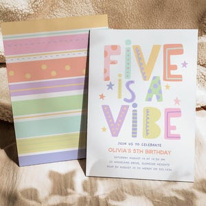 Pu&ograve; includere: Un invito di compleanno dai colori pastello con la scritta "FIVE IS A VIBE" in lettere colorate. L'invito include i dettagli per la festa del 5&deg; compleanno di Olivia, insieme a un blocco note abbinato con strisce e pois.