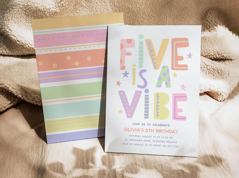 Pu&ograve; includere: Un invito di compleanno dai colori pastello con la scritta "FIVE IS A VIBE" in lettere colorate. L'invito include i dettagli per la festa del 5&deg; compleanno di Olivia, insieme a un blocco note abbinato con strisce e pois.