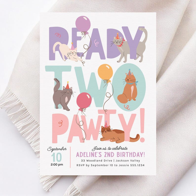 Op de afbeelding: Een kleurrijke uitnodiging voor een tweede verjaardagsfeest met een katten thema. De uitnodiging bevat de woorden "Ready Two Pawty!" met illustraties van katten die feestmutsen en ballonnen dragen. De tekst op de uitnodiging luidt: "September 10, 14:00 uur, Doe mee met ons om de 2e verjaardag van Adeline te vieren! 33 Woodland Drive | Jackson Valley RSVP v&oacute;&oacute;r 10 september aan Jessie 555.1234"