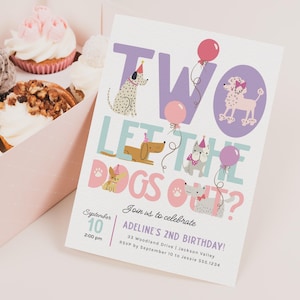Può includere: Un invito di compleanno con il testo "TWO LET THE DOGS OUT?" presenta cani dei cartoni animati, palloncini e cappellini da festa. L'invito include la data, l'ora e il luogo per il 2° compleanno di Adeline, con cupcakes sullo sfondo.