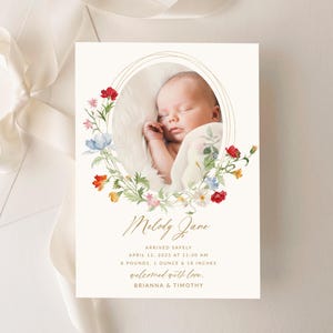 Aankondigingskaart meisje, It's a Girl babykaart, bewerkbare aankondigingskaart pasgeboren foto. Sjabloon wilde bloemen babymeisje B700