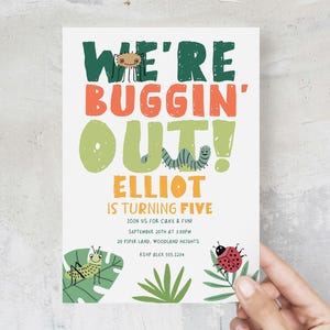 Könnte beinhalten: Eine Geburtstagseinladung mit dem Text "WE'RE BUGGIN' OUT!" in Grün, Orange und Hellgrün. Die Einladung enthält den Namen "ELLIOT" und den Satz "IS TURNING FIVE". Die Einladung enthält auch die Party-Details.
