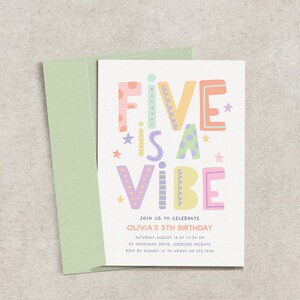 Pu&ograve; includere: Un invito di compleanno con una busta verde chiaro. Il biglietto d'invito recita "FIVE IS A VIBE" in lettere colorate e giocose. Il testo sottostante annuncia il 5&deg; compleanno di Olivia, compresi data, ora e luogo.