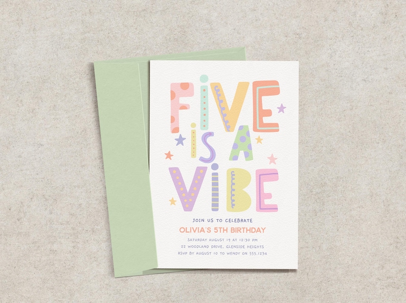 Pu&ograve; includere: Un invito di compleanno con una busta verde chiaro. Il biglietto d'invito recita "FIVE IS A VIBE" in lettere colorate e giocose. Il testo sottostante annuncia il 5&deg; compleanno di Olivia, compresi data, ora e luogo.