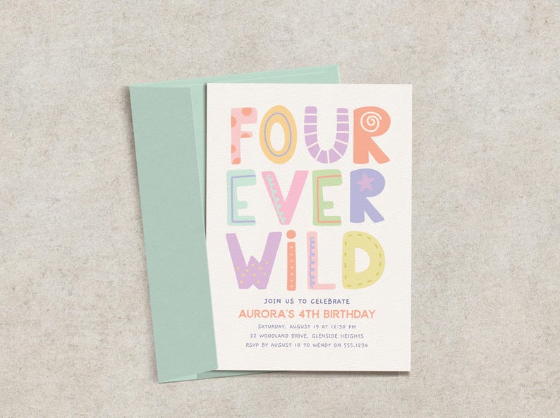 Pu&ograve; includere: Un invito di compleanno con le parole "FOUR EVER WILD" in lettere colorate e giocose. L'invito include i dettagli per il 4&deg; compleanno di Aurora, con una busta verde chiaro sullo sfondo.